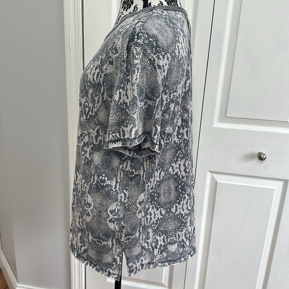 Free People Snake Skin Short Sleeve Top size large - Picture 3 of 8
